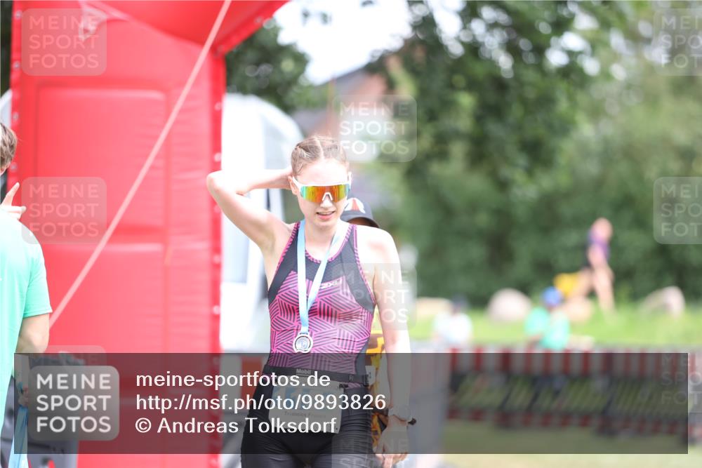 21.06.2026 - 29. Vierlanden-Triathlon Andreas Tolksdorf http://msf.ph/oto/9893826 21.06.2026 14:18:01 Ziel  meine-sportfotos.de