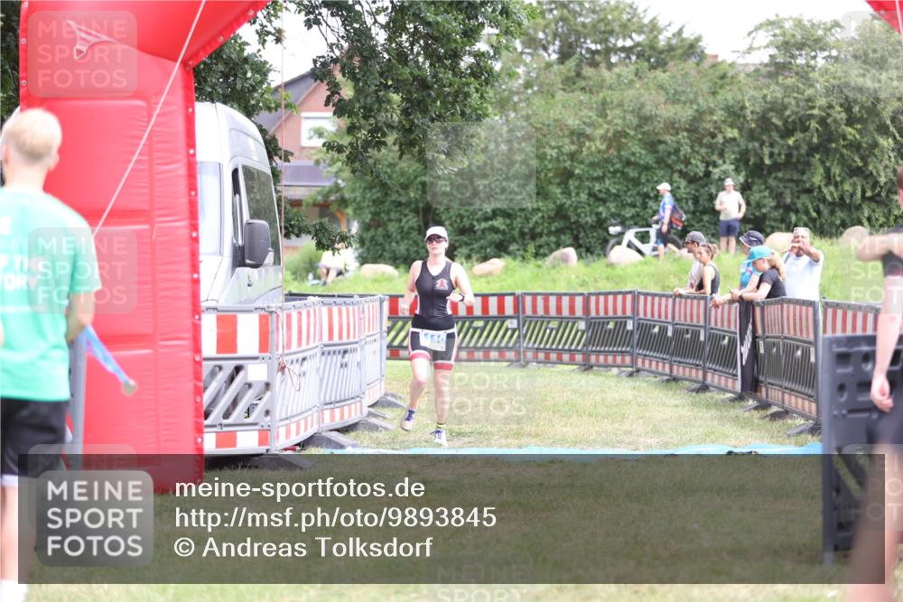 21.06.2026 - 29. Vierlanden-Triathlon Andreas Tolksdorf http://msf.ph/oto/9893845 21.06.2026 14:18:30 Ziel 1110, 1110 meine-sportfotos.de