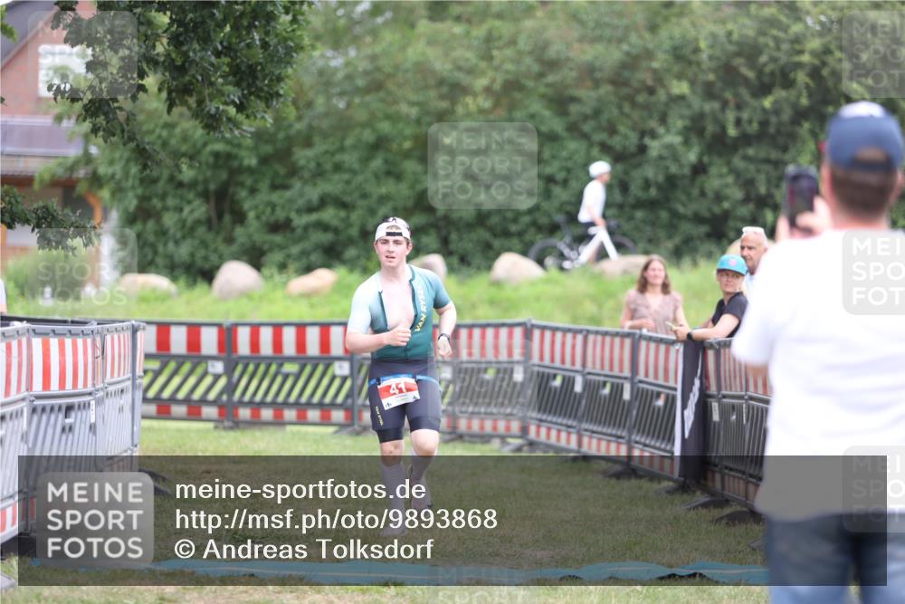 21.06.2026 - 29. Vierlanden-Triathlon Andreas Tolksdorf http://msf.ph/oto/9893868 21.06.2026 14:29:36 Ziel 41, 1186, 41, 1186 meine-sportfotos.de