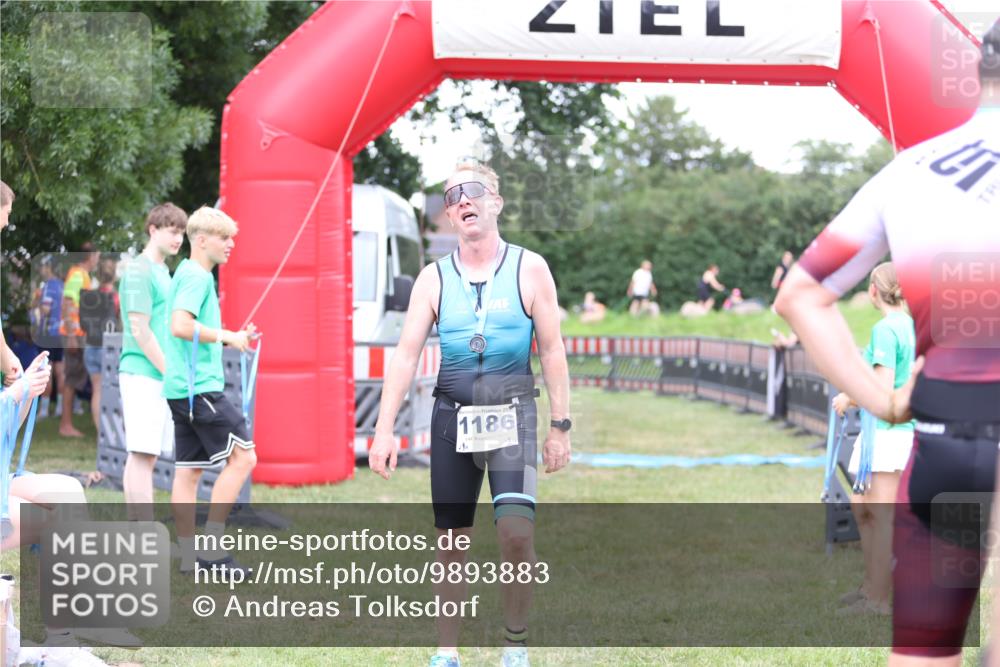 21.06.2026 - 29. Vierlanden-Triathlon Andreas Tolksdorf http://msf.ph/oto/9893883 21.06.2026 14:29:55 Ziel 1152, 1152 meine-sportfotos.de