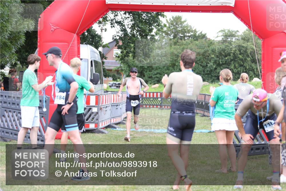 21.06.2026 - 29. Vierlanden-Triathlon Andreas Tolksdorf http://msf.ph/oto/9893918 21.06.2026 14:30:31 Ziel 1137, 1167, 1137, 1167 meine-sportfotos.de