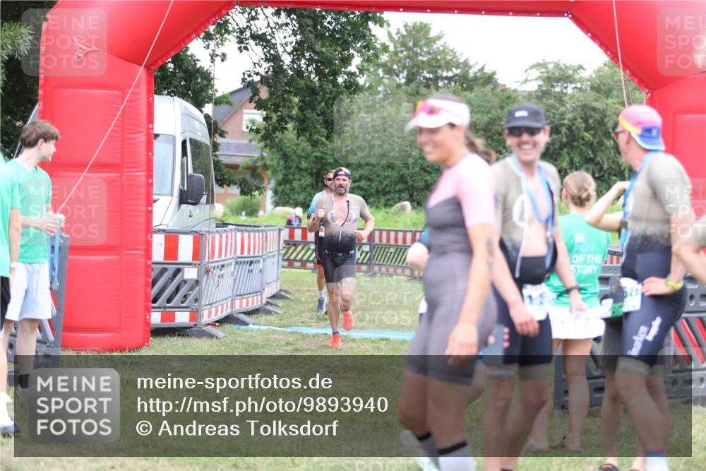21.06.2026 - 29. Vierlanden-Triathlon Andreas Tolksdorf http://msf.ph/oto/9893940 21.06.2026 14:30:46 Ziel 183, 1172, 1180, 183, 1172, 1180 meine-sportfotos.de
