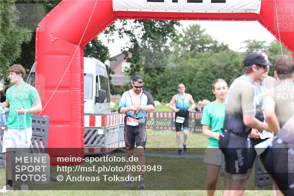 21.06.2026 - 29. Vierlanden-Triathlon Andreas Tolksdorf http://msf.ph/oto/9893949 21.06.2026 14:30:53 Ziel 183, 1180, 183, 1180 meine-sportfotos.de
