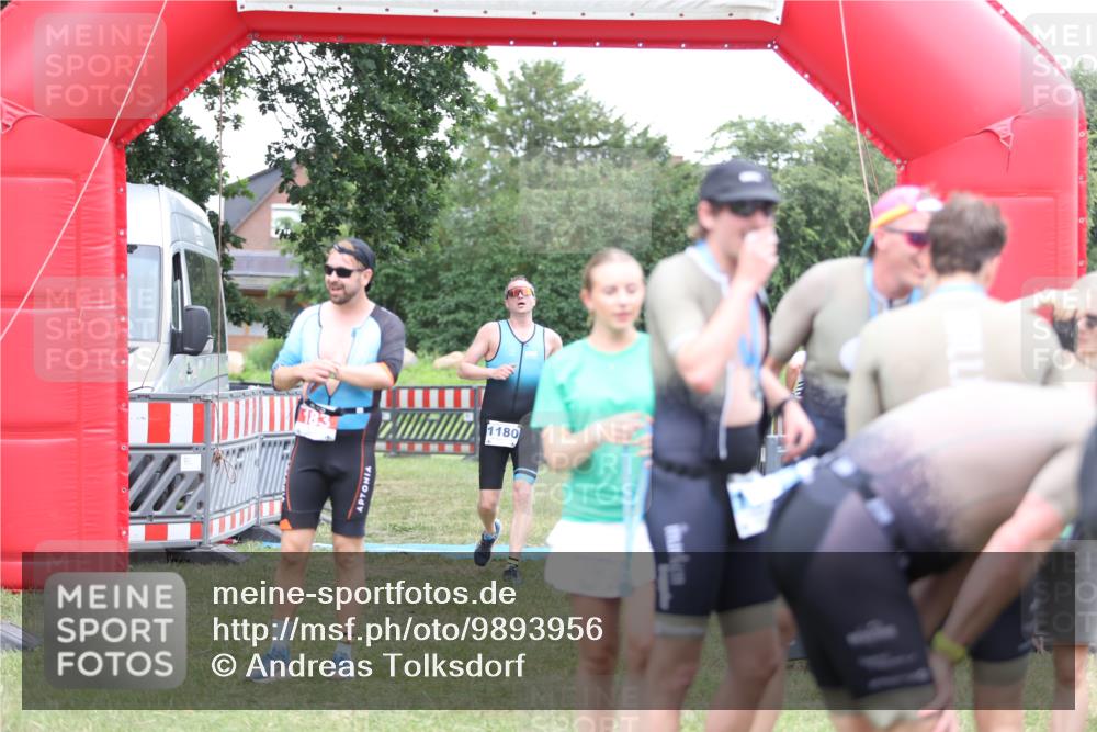 21.06.2026 - 29. Vierlanden-Triathlon Andreas Tolksdorf http://msf.ph/oto/9893956 21.06.2026 14:30:54 Ziel 1180, 1180 meine-sportfotos.de