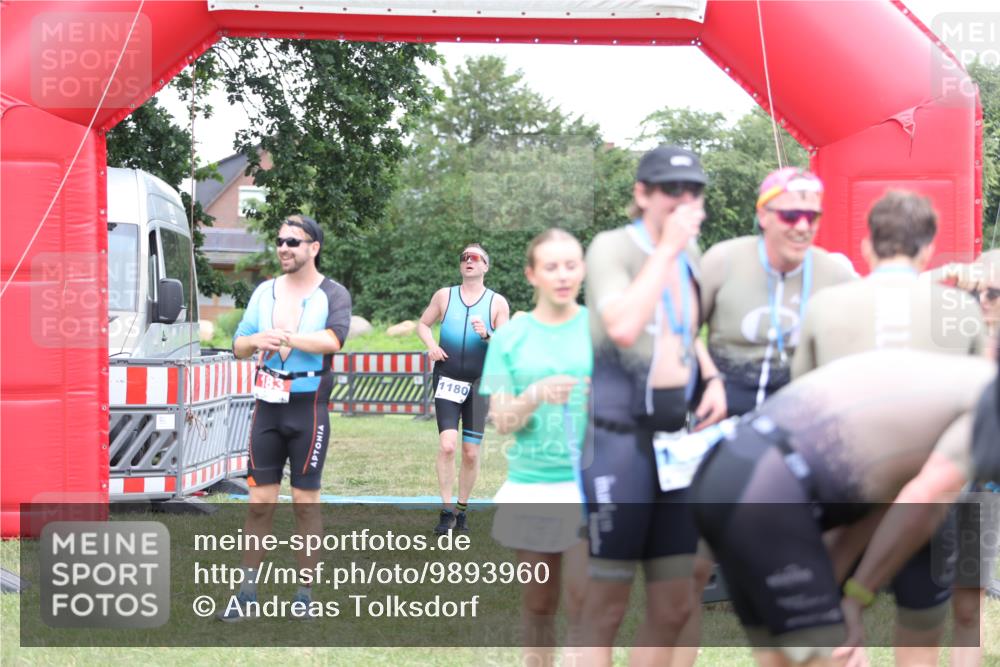 21.06.2026 - 29. Vierlanden-Triathlon Andreas Tolksdorf http://msf.ph/oto/9893960 21.06.2026 14:30:54 Ziel 1180, 1180 meine-sportfotos.de