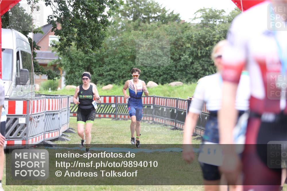 21.06.2026 - 29. Vierlanden-Triathlon Andreas Tolksdorf http://msf.ph/oto/9894010 21.06.2026 14:31:45 Ziel 1125, 1200, 1125, 1200 meine-sportfotos.de