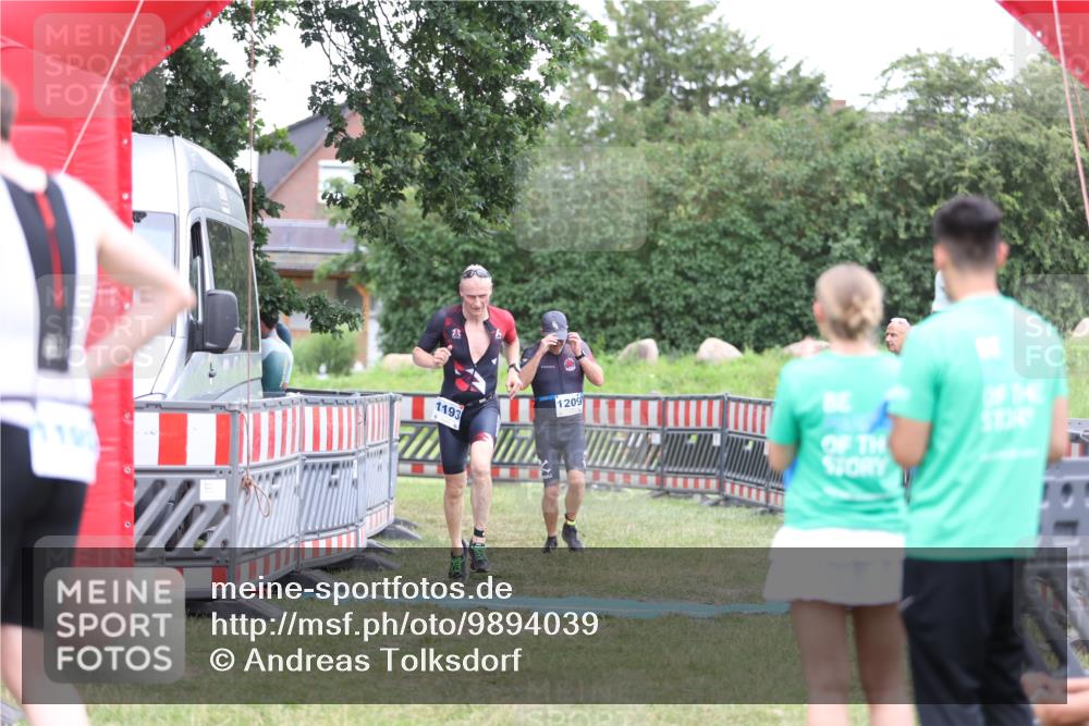 21.06.2026 - 29. Vierlanden-Triathlon Andreas Tolksdorf http://msf.ph/oto/9894039 21.06.2026 14:33:18 Ziel 1193, 1209, 1224, 1193, 1209, 1224 meine-sportfotos.de