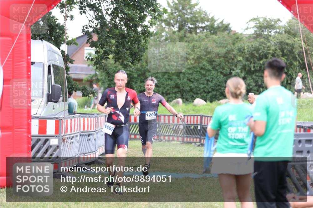 21.06.2026 - 29. Vierlanden-Triathlon Andreas Tolksdorf http://msf.ph/oto/9894051 21.06.2026 14:33:19 Ziel 1193, 1209, 1224, 1193, 1209, 1224 meine-sportfotos.de