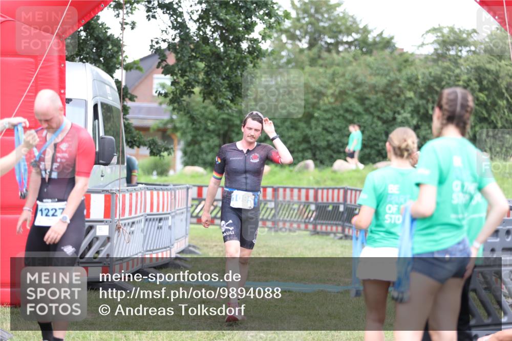21.06.2026 - 29. Vierlanden-Triathlon Andreas Tolksdorf http://msf.ph/oto/9894088 21.06.2026 14:33:55 Ziel 1095, 1095 meine-sportfotos.de