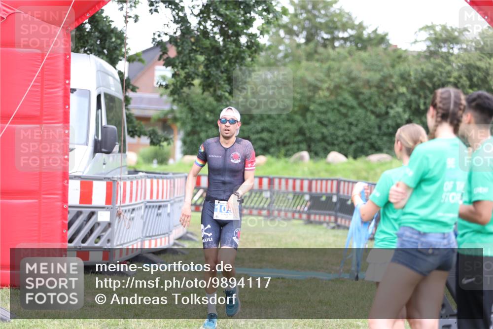 21.06.2026 - 29. Vierlanden-Triathlon Andreas Tolksdorf http://msf.ph/oto/9894117 21.06.2026 14:35:45 Ziel 1096, 1096 meine-sportfotos.de