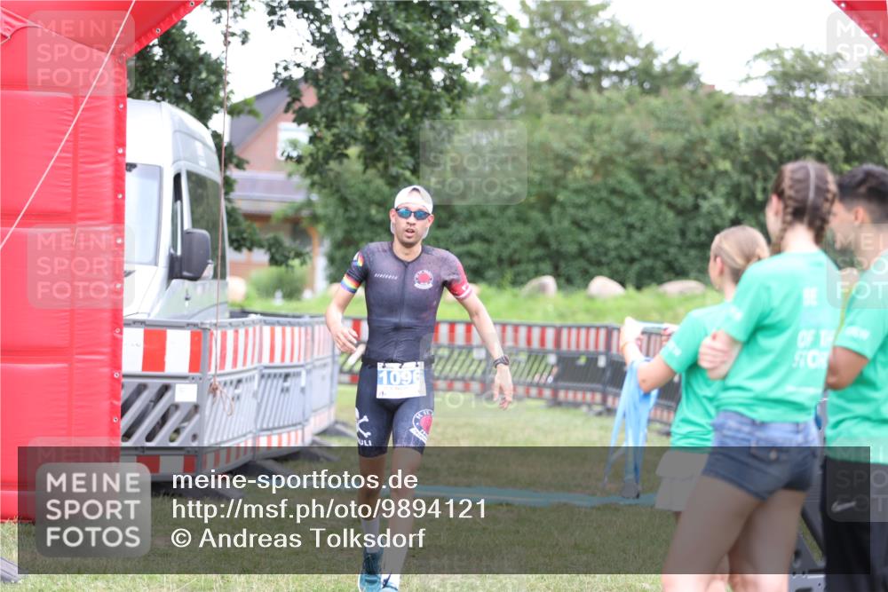 21.06.2026 - 29. Vierlanden-Triathlon Andreas Tolksdorf http://msf.ph/oto/9894121 21.06.2026 14:35:46 Ziel 1096, 1096 meine-sportfotos.de