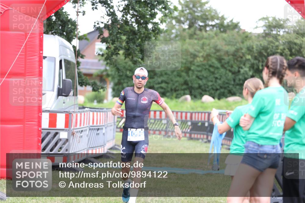 21.06.2026 - 29. Vierlanden-Triathlon Andreas Tolksdorf http://msf.ph/oto/9894122 21.06.2026 14:35:46 Ziel 1096, 1096 meine-sportfotos.de