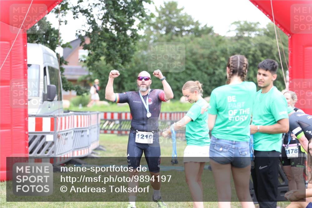 21.06.2026 - 29. Vierlanden-Triathlon Andreas Tolksdorf http://msf.ph/oto/9894197 21.06.2026 14:37:25 Ziel 1210, 1210 meine-sportfotos.de