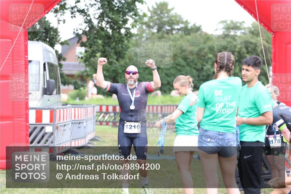 21.06.2026 - 29. Vierlanden-Triathlon Andreas Tolksdorf http://msf.ph/oto/9894200 21.06.2026 14:37:25 Ziel 1210, 1210 meine-sportfotos.de