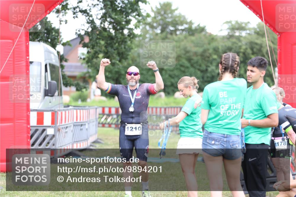 21.06.2026 - 29. Vierlanden-Triathlon Andreas Tolksdorf http://msf.ph/oto/9894201 21.06.2026 14:37:25 Ziel 1210, 1210 meine-sportfotos.de