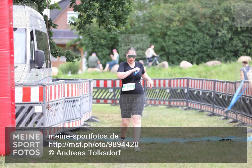 21.06.2026 - 29. Vierlanden-Triathlon Andreas Tolksdorf http://msf.ph/oto/9894420 21.06.2026 14:50:09 Ziel 864, 864 meine-sportfotos.de