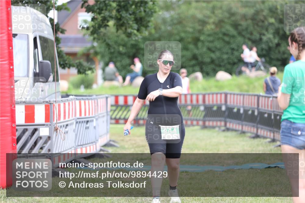 21.06.2026 - 29. Vierlanden-Triathlon Andreas Tolksdorf http://msf.ph/oto/9894429 21.06.2026 14:50:11 Ziel 864, 864 meine-sportfotos.de