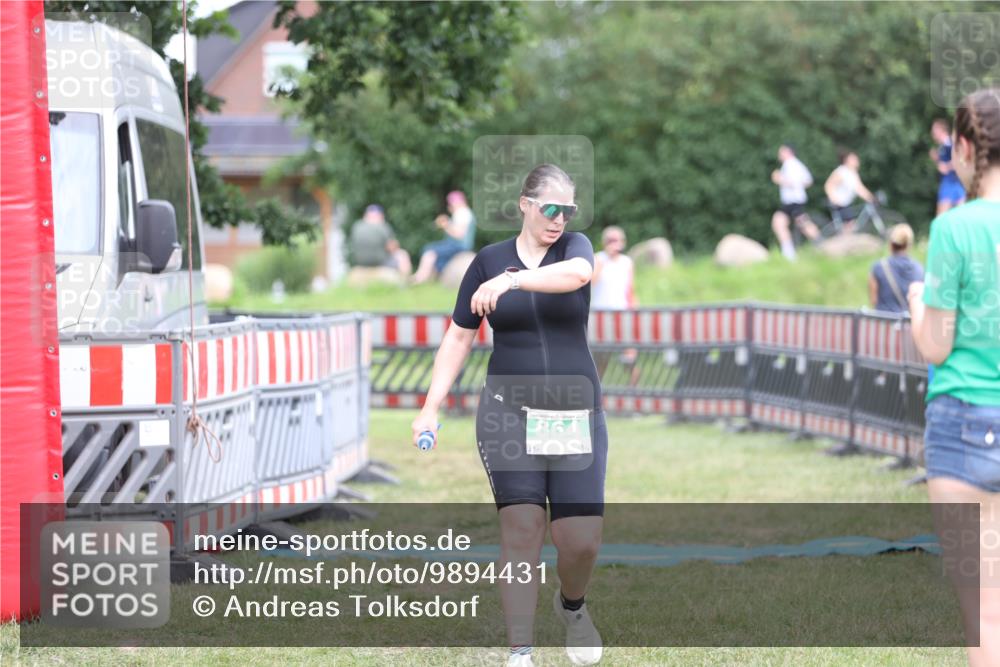 21.06.2026 - 29. Vierlanden-Triathlon Andreas Tolksdorf http://msf.ph/oto/9894431 21.06.2026 14:50:11 Ziel 864, 864 meine-sportfotos.de