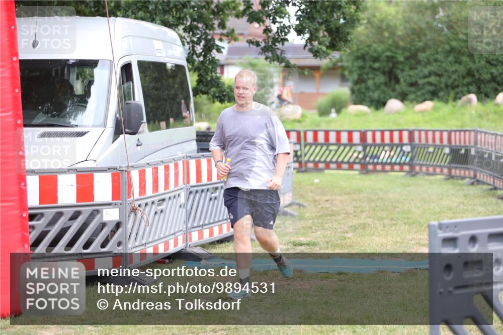 21.06.2026 - 29. Vierlanden-Triathlon Andreas Tolksdorf http://msf.ph/oto/9894531 21.06.2026 15:03:26 Ziel 736, 736 meine-sportfotos.de