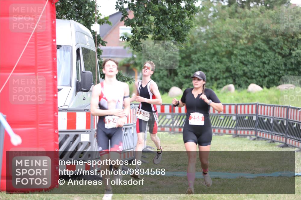 21.06.2026 - 29. Vierlanden-Triathlon Andreas Tolksdorf http://msf.ph/oto/9894568 21.06.2026 15:05:06 Ziel 255, 1245, 1246, 255, 1245, 1246 meine-sportfotos.de
