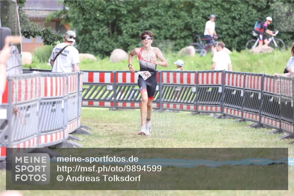 21.06.2026 - 29. Vierlanden-Triathlon Andreas Tolksdorf http://msf.ph/oto/9894599 21.06.2026 15:06:02 Ziel 1250, 1250 meine-sportfotos.de