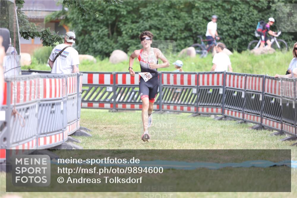 21.06.2026 - 29. Vierlanden-Triathlon Andreas Tolksdorf http://msf.ph/oto/9894600 21.06.2026 15:06:02 Ziel 1250, 1250 meine-sportfotos.de