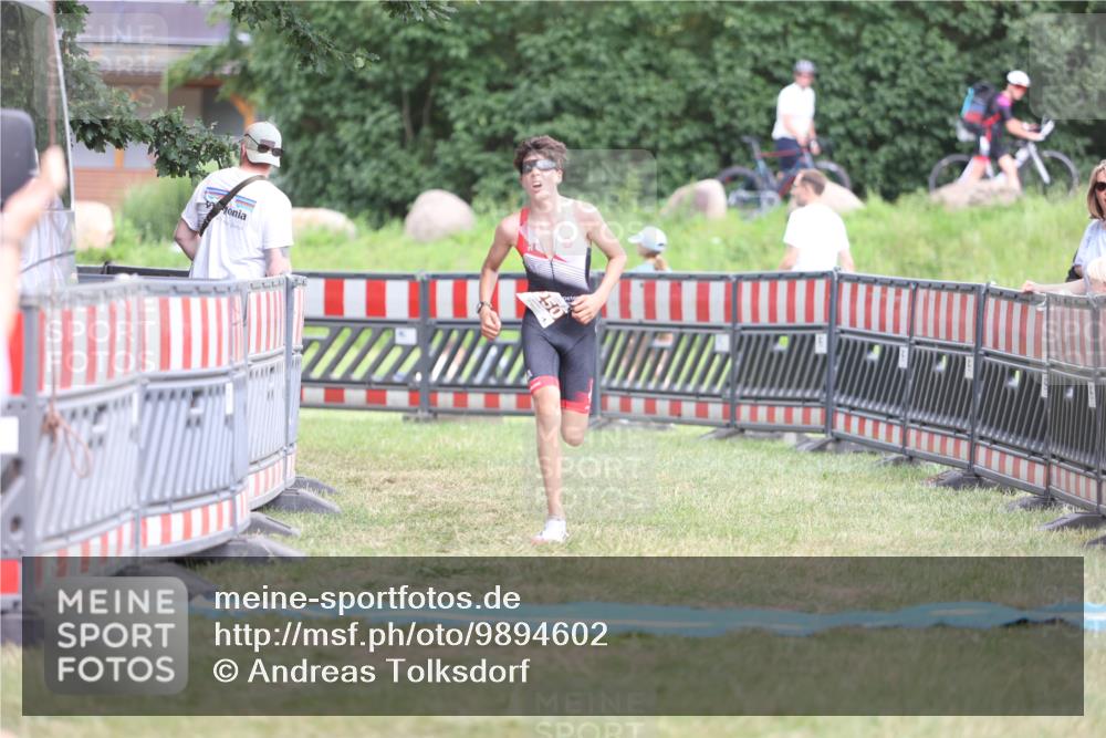 21.06.2026 - 29. Vierlanden-Triathlon Andreas Tolksdorf http://msf.ph/oto/9894602 21.06.2026 15:06:02 Ziel 1250, 1250 meine-sportfotos.de