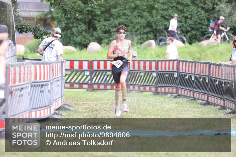 21.06.2026 - 29. Vierlanden-Triathlon Andreas Tolksdorf http://msf.ph/oto/9894606 21.06.2026 15:06:02 Ziel 1250, 1250 meine-sportfotos.de