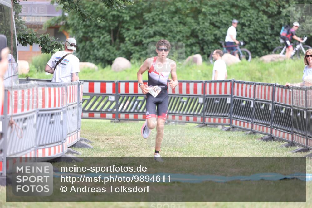 21.06.2026 - 29. Vierlanden-Triathlon Andreas Tolksdorf http://msf.ph/oto/9894611 21.06.2026 15:06:02 Ziel 1250, 1250 meine-sportfotos.de
