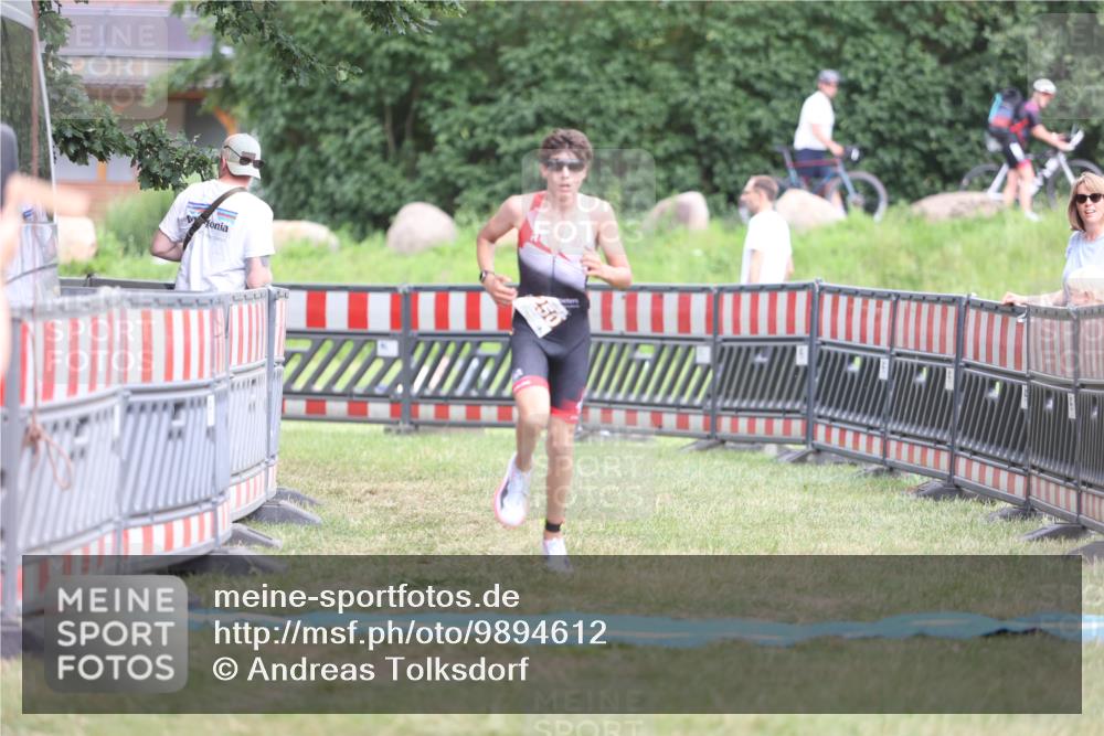 21.06.2026 - 29. Vierlanden-Triathlon Andreas Tolksdorf http://msf.ph/oto/9894612 21.06.2026 15:06:02 Ziel 1250, 1250 meine-sportfotos.de