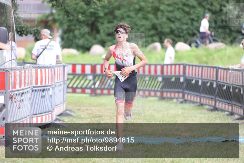 21.06.2026 - 29. Vierlanden-Triathlon Andreas Tolksdorf http://msf.ph/oto/9894615 21.06.2026 15:06:03 Ziel 1250, 1250 meine-sportfotos.de