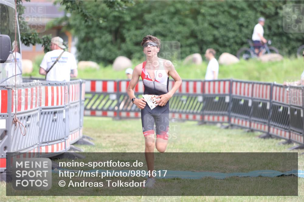 21.06.2026 - 29. Vierlanden-Triathlon Andreas Tolksdorf http://msf.ph/oto/9894617 21.06.2026 15:06:03 Ziel 1250, 1250 meine-sportfotos.de