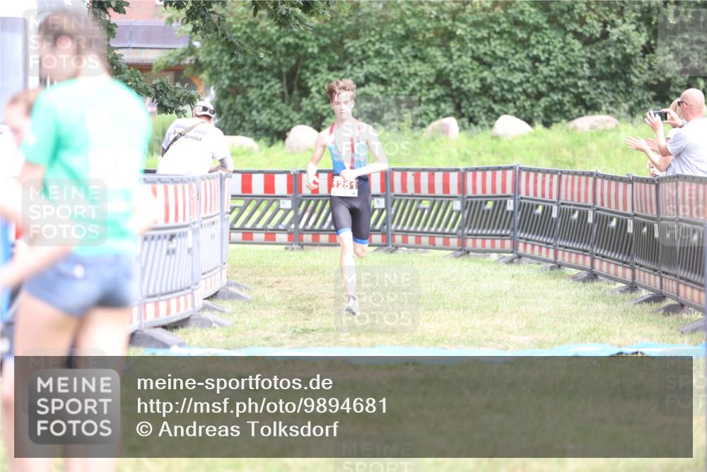 21.06.2026 - 29. Vierlanden-Triathlon Andreas Tolksdorf http://msf.ph/oto/9894681 21.06.2026 15:07:28 Ziel 1251, 1328, 1330, 1251, 1328, 1330 meine-sportfotos.de