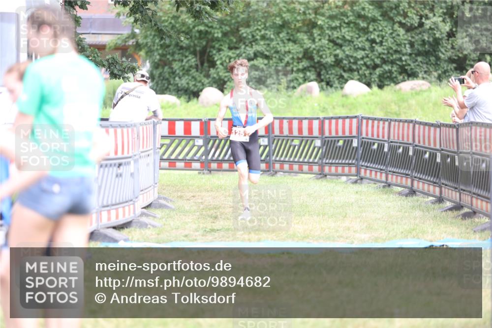 21.06.2026 - 29. Vierlanden-Triathlon Andreas Tolksdorf http://msf.ph/oto/9894682 21.06.2026 15:07:28 Ziel 1251, 1328, 1330, 1251, 1328, 1330 meine-sportfotos.de