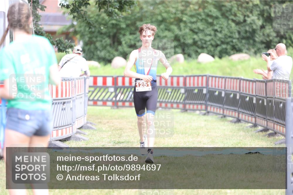 21.06.2026 - 29. Vierlanden-Triathlon Andreas Tolksdorf http://msf.ph/oto/9894697 21.06.2026 15:07:29 Ziel 1251, 1330, 1251, 1330 meine-sportfotos.de