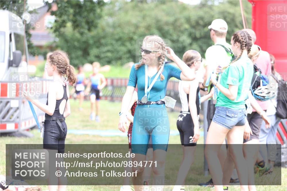 21.06.2026 - 29. Vierlanden-Triathlon Andreas Tolksdorf http://msf.ph/oto/9894771 21.06.2026 15:08:32 Ziel 1300, 1323, 1324, 1300, 1323, 1324 meine-sportfotos.de