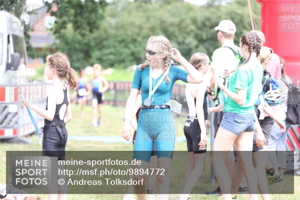21.06.2026 - 29. Vierlanden-Triathlon Andreas Tolksdorf http://msf.ph/oto/9894772 21.06.2026 15:08:32 Ziel 1300, 1323, 1324, 1300, 1323, 1324 meine-sportfotos.de