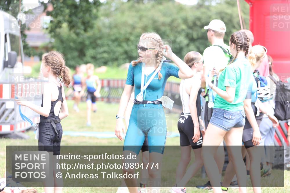 21.06.2026 - 29. Vierlanden-Triathlon Andreas Tolksdorf http://msf.ph/oto/9894774 21.06.2026 15:08:32 Ziel 1300, 1323, 1324, 1300, 1323, 1324 meine-sportfotos.de