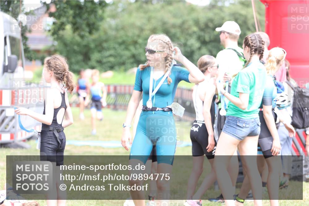 21.06.2026 - 29. Vierlanden-Triathlon Andreas Tolksdorf http://msf.ph/oto/9894775 21.06.2026 15:08:32 Ziel 1300, 1323, 1324, 1300, 1323, 1324 meine-sportfotos.de