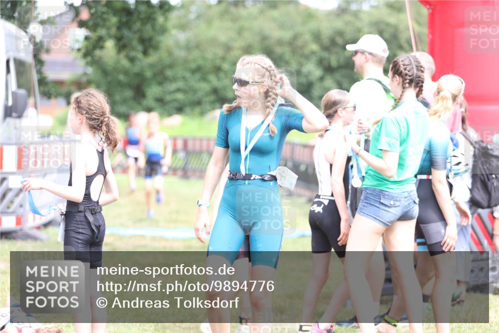 21.06.2026 - 29. Vierlanden-Triathlon Andreas Tolksdorf http://msf.ph/oto/9894776 21.06.2026 15:08:32 Ziel 1300, 1323, 1324, 1300, 1323, 1324 meine-sportfotos.de