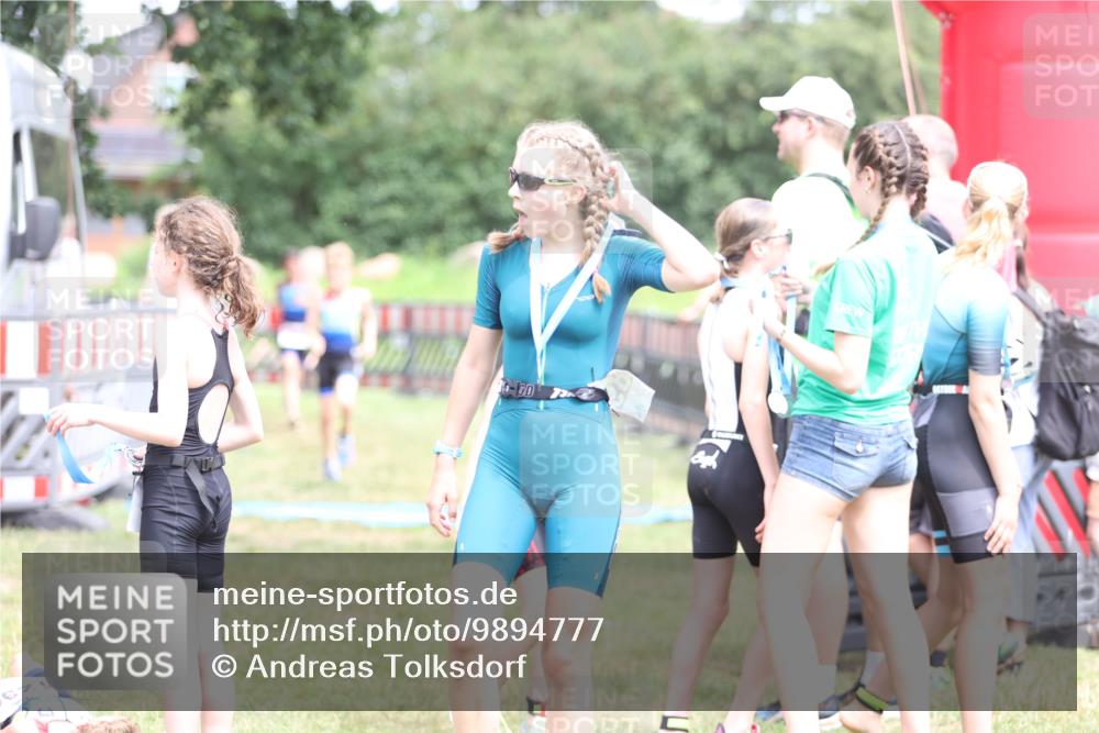 21.06.2026 - 29. Vierlanden-Triathlon Andreas Tolksdorf http://msf.ph/oto/9894777 21.06.2026 15:08:32 Ziel 1300, 1323, 1324, 1300, 1323, 1324 meine-sportfotos.de