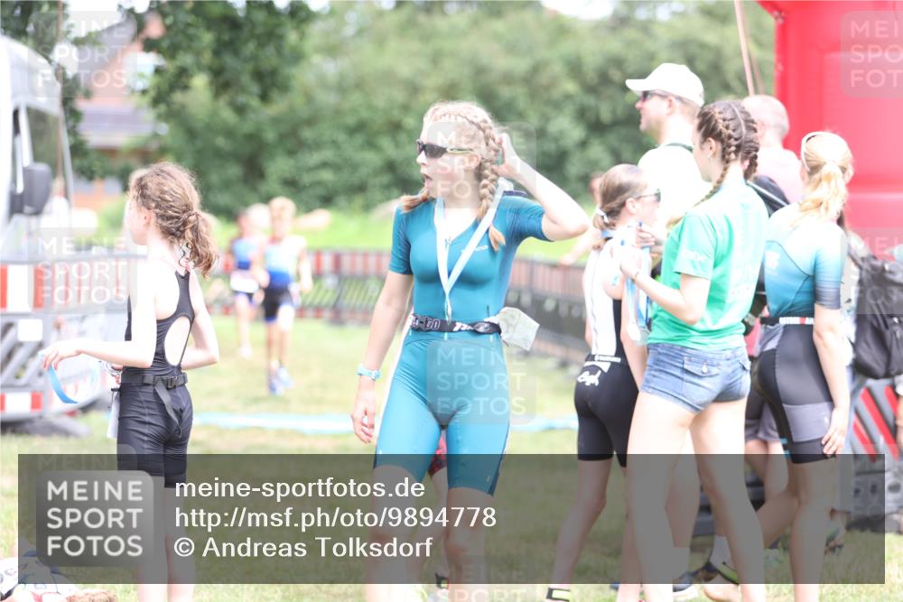 21.06.2026 - 29. Vierlanden-Triathlon Andreas Tolksdorf http://msf.ph/oto/9894778 21.06.2026 15:08:32 Ziel 1300, 1323, 1324, 1300, 1323, 1324 meine-sportfotos.de