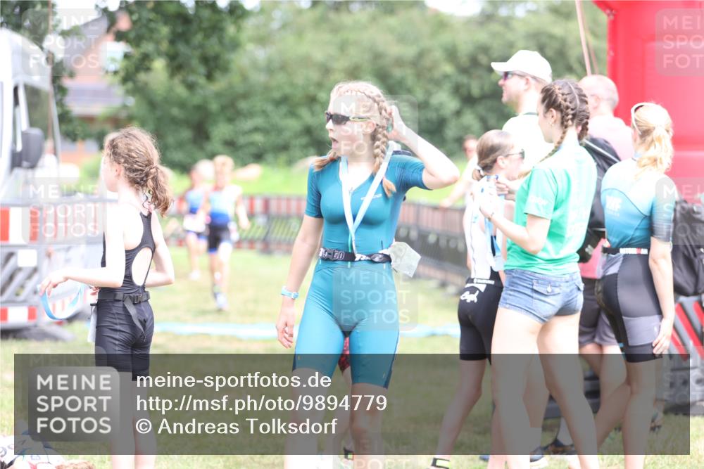 21.06.2026 - 29. Vierlanden-Triathlon Andreas Tolksdorf http://msf.ph/oto/9894779 21.06.2026 15:08:32 Ziel 1300, 1323, 1324, 1300, 1323, 1324 meine-sportfotos.de