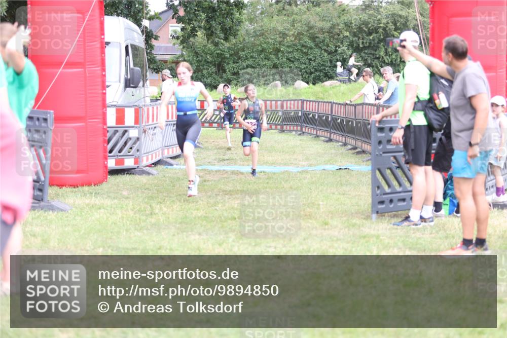21.06.2026 - 29. Vierlanden-Triathlon Andreas Tolksdorf http://msf.ph/oto/9894850 21.06.2026 15:09:50 Ziel 1293, 1319, 1322, 1293, 1319, 1322 meine-sportfotos.de