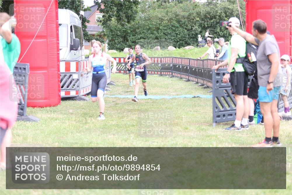 21.06.2026 - 29. Vierlanden-Triathlon Andreas Tolksdorf http://msf.ph/oto/9894854 21.06.2026 15:09:50 Ziel 1293, 1319, 1322, 1293, 1319, 1322 meine-sportfotos.de