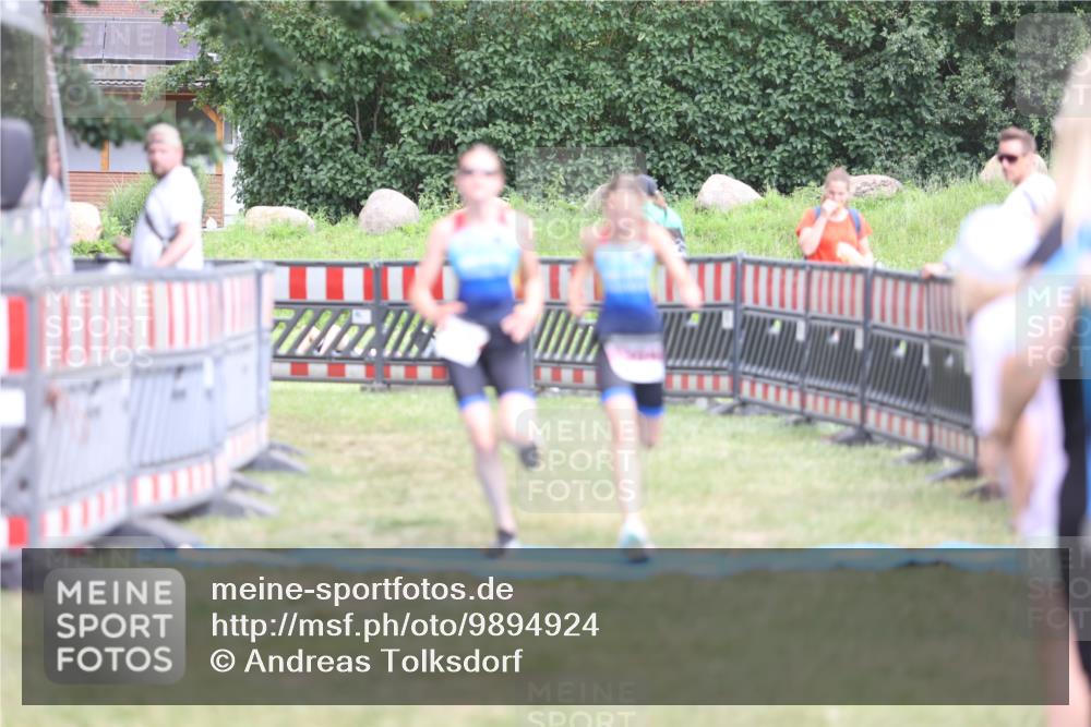 21.06.2026 - 29. Vierlanden-Triathlon Andreas Tolksdorf http://msf.ph/oto/9894924 21.06.2026 15:10:43 Ziel 1233, 1267, 1273, 1304, 1305, 1233, 1267, 1273, 1304, 1305 meine-sportfotos.de