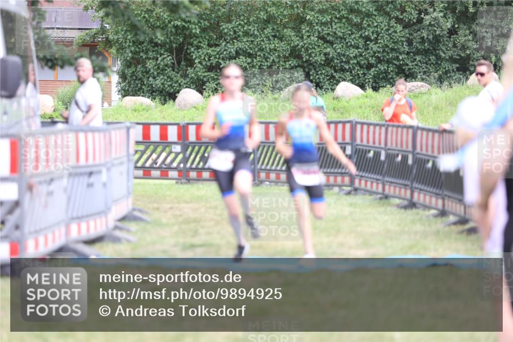21.06.2026 - 29. Vierlanden-Triathlon Andreas Tolksdorf http://msf.ph/oto/9894925 21.06.2026 15:10:43 Ziel 1233, 1267, 1273, 1304, 1305, 1233, 1267, 1273, 1304, 1305 meine-sportfotos.de