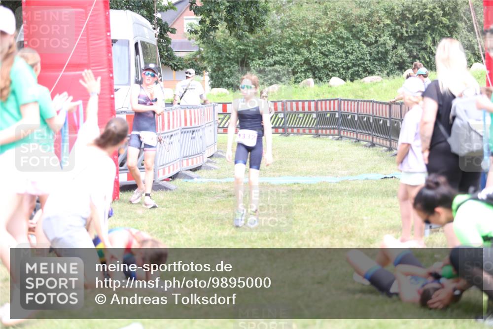 21.06.2026 - 29. Vierlanden-Triathlon Andreas Tolksdorf http://msf.ph/oto/9895000 21.06.2026 15:11:28 Ziel 1275, 1317, 1332, 1275, 1317, 1332 meine-sportfotos.de