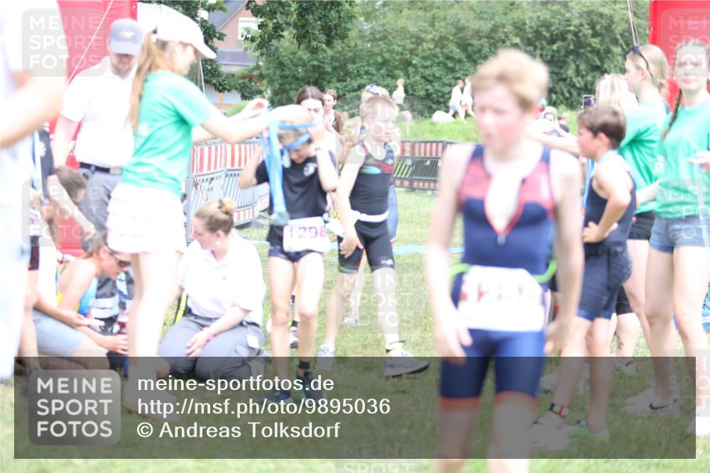 21.06.2026 - 29. Vierlanden-Triathlon Andreas Tolksdorf http://msf.ph/oto/9895036 21.06.2026 15:12:59 Ziel 1249, 1258, 1260, 1290, 1298, 1318, 1249, 1258, 1260, 1290, 1298, 1318 meine-sportfotos.de