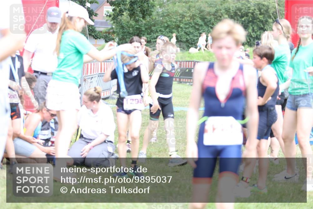 21.06.2026 - 29. Vierlanden-Triathlon Andreas Tolksdorf http://msf.ph/oto/9895037 21.06.2026 15:12:59 Ziel 1249, 1258, 1260, 1290, 1298, 1318, 1249, 1258, 1260, 1290, 1298, 1318 meine-sportfotos.de
